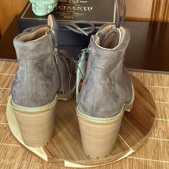 NWT Chocolate Brown Suede Universal thread ankle boots faux fur interior SZ 7.5 - Picture 5 of 7